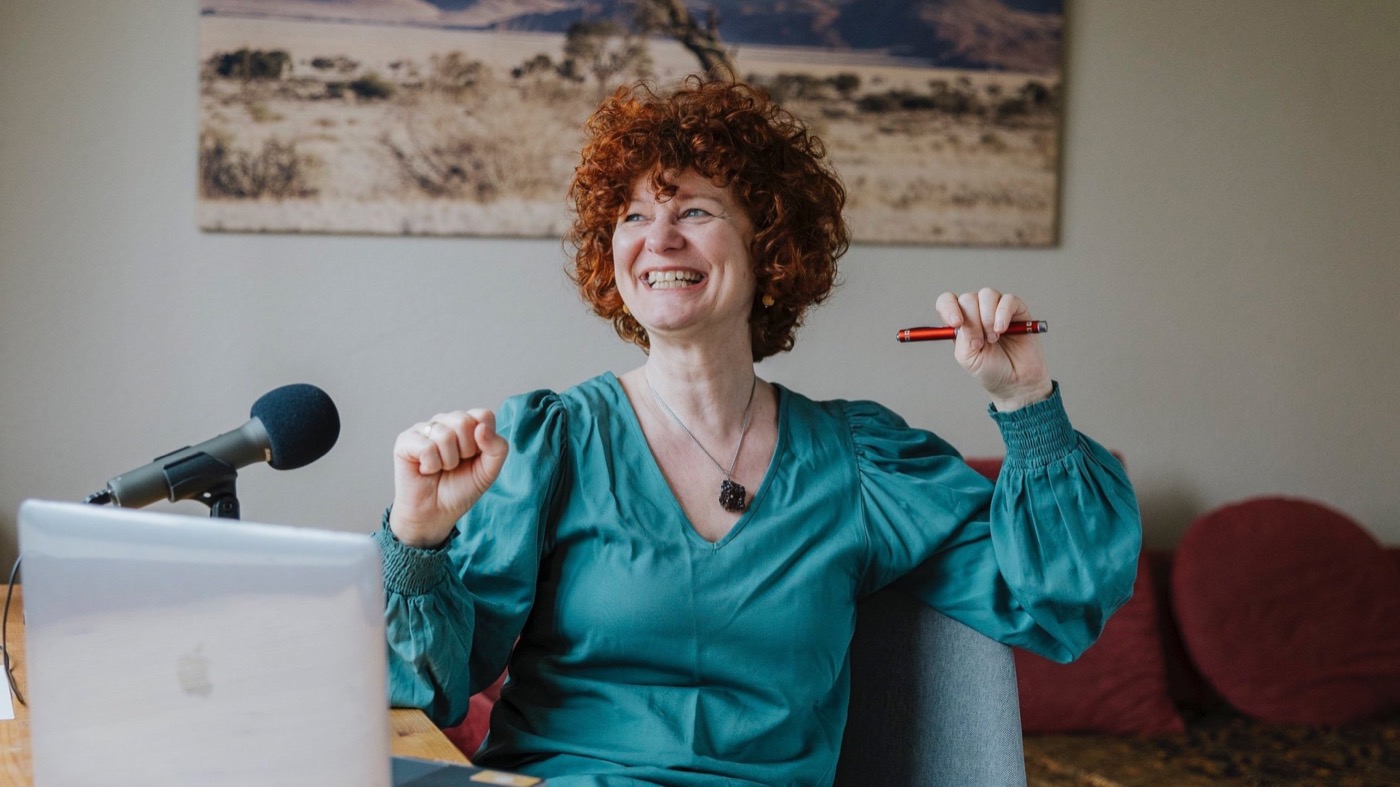 Anja Scholze an ihrem Schreibtisch